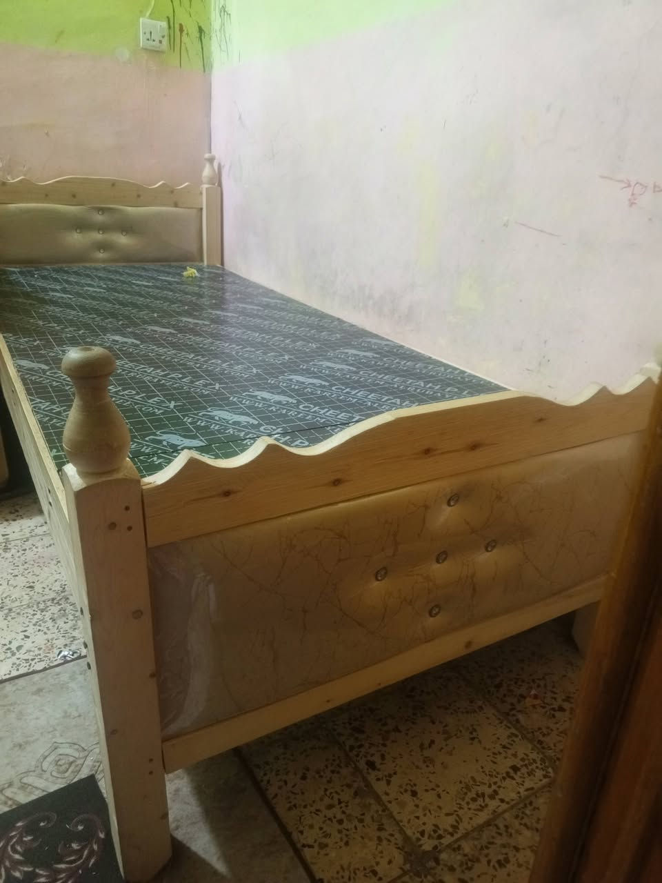 للبيع ثلاث أسرّة (جربايات) خشب  بحالة ممتازة.
النوع: جرباية نفر واحد 
العدد المتوفر: 3 أسرّة.
 نظيفة جداً
📌 للتواصل والاستفسار (السعر وتفاصيل المكان حي الجهاد):
يرجى المراسلة على الخاص 📩 أو الاتصال على الرقم: [***********]
