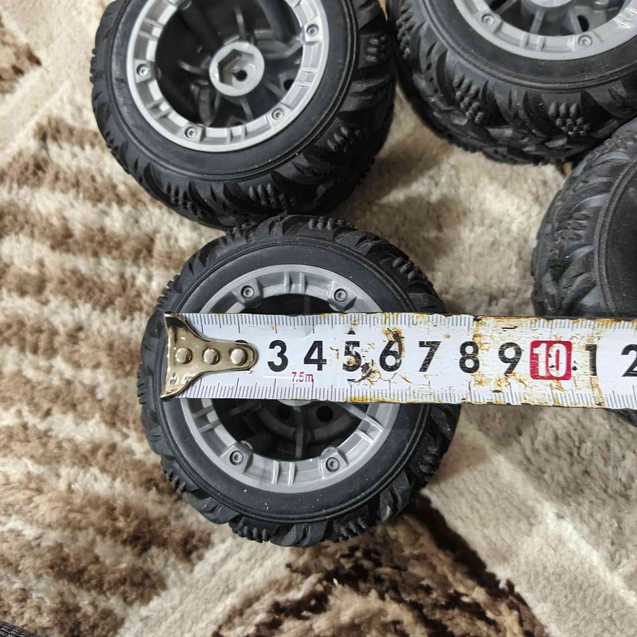 التفاصيل المكتوبة عليها:
RC MODEL
48×18×63
R50
📏 معنى القياس 48×18×63:
عادةً يكون:
63 مم القطر الخارجي للعجلة
18 مم عرض الإطار
48 مم قياس داخلي/قطر الجنط تقريباً (حسب الشركة)
⚙️ المواصفات:
نوع: عجلات مطاطية بنقشة أوف رود
الجنط: بلاستيك بلون فضي
مناسبة لسيارات RC حجم صغير إلى متوسط (غالباً 1/16 أو 1/18)


**إذا كنت صاحب هذا الإعلان وتريد حذفه لأي سبب، رجاءا أرسل رسالة إلى الدعم الفني**