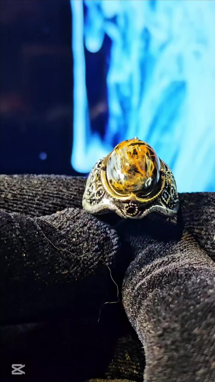 هيبة الأسود بلمسة ذهبية
💎 العبارة:
خاتم رجالي بحجر أسود ملكي ولمسات ذهبية فاخرة ✨
حجر طبيعي 💯
تصميم يجمع بين الغموض والقوة والأناقة في قطعة واحدة.
للرجل اللي حضوره يفرض نفسه بدون كلام 🔥
للطلب والاستفسار: 📞 0959305466
@أبرز المعجبين


**إذا كنت صاحب هذا الإعلان وتريد حذفه لأي سبب، رجاءا أرسل رسالة إلى الدعم الفني**