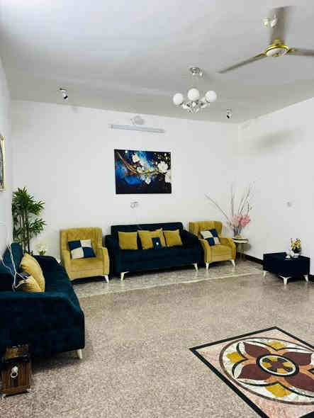 السلام عليكم دار للبيع العنوان حي الفرات مقابيل كليه الطب 
يتكون من طابق واحد مساحه 253 
بناء حديث 2017كونكريت مسلح 
عدد الغرف 2+صالة +استقبال+مجموعتين صحية +ممر محيط بالبيت +طارمه كبيره  يطل على شارع تبليط عرضه 15 متر
السعر 215 وبي مجال 
للاستفسار اكثر الاتصال على الرقم 
***********
