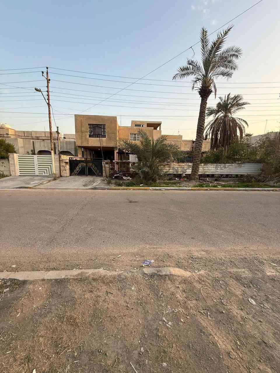 السلام عليكم  بيت للبيع في حي الجهاد منطقه حي الاطباء
@مساحه البيت ٢٤٠ متر 
واجهه٨ ونزال ٣٠
يعتبر قطعه ارض وشارع ١٥ متر 
قريب جدا على خدمي المطار وقريب على جسر العامريه 
للاستفسار اتصل 
*********** 
ابو مرام للعقار
