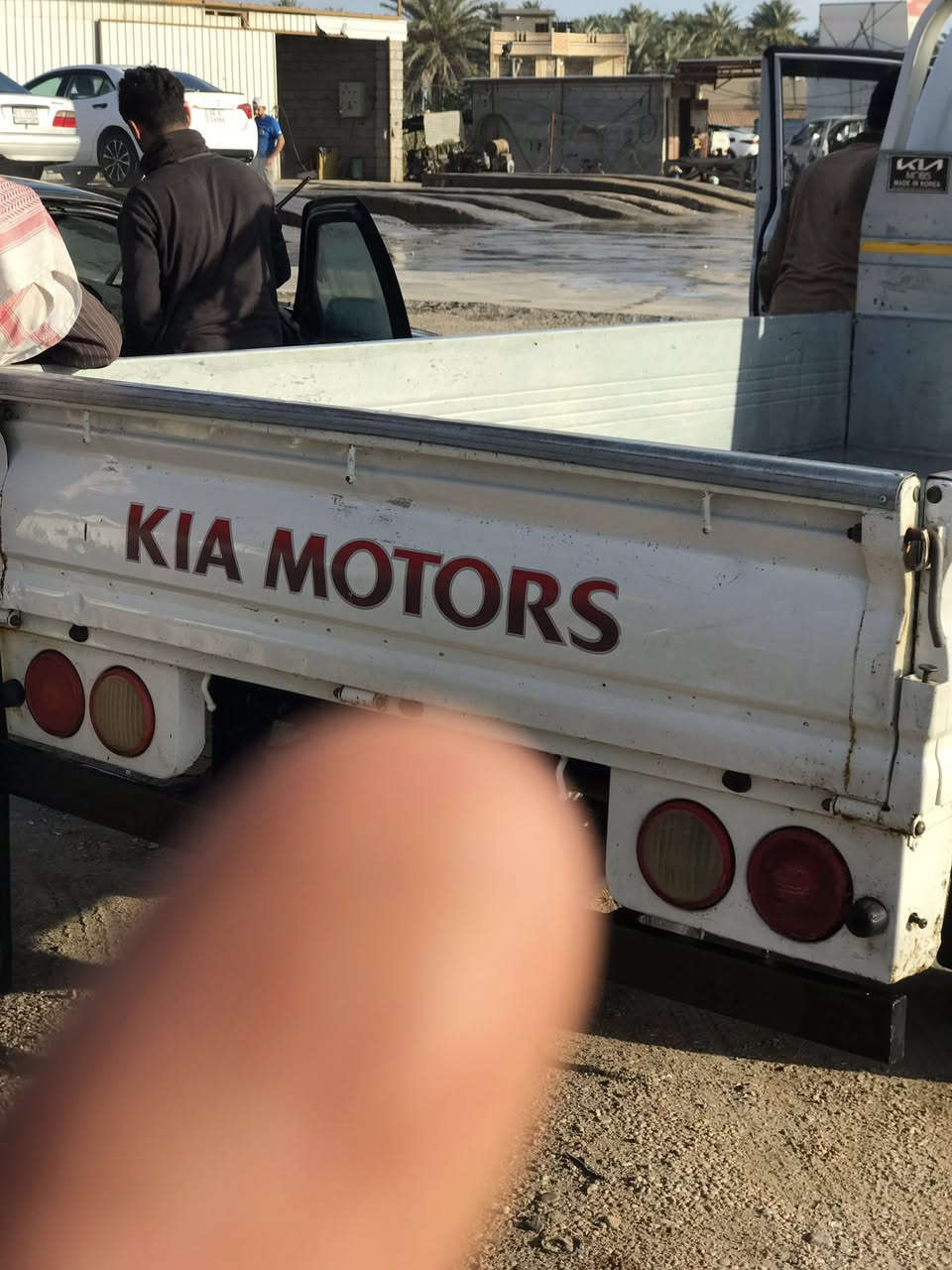 سلام عليكم 
 كيا حمل للبيع بغداد تحويل مباشر مكفوله كفاله عامه سيا
ره جاهزه ما تخلي عليهي الف  كهربائيات حداده دوشمه سياره جديده 
السعر 118 وبيهي مجال للطيبين   للستفسار 

رقم صاحب السياره ***********
