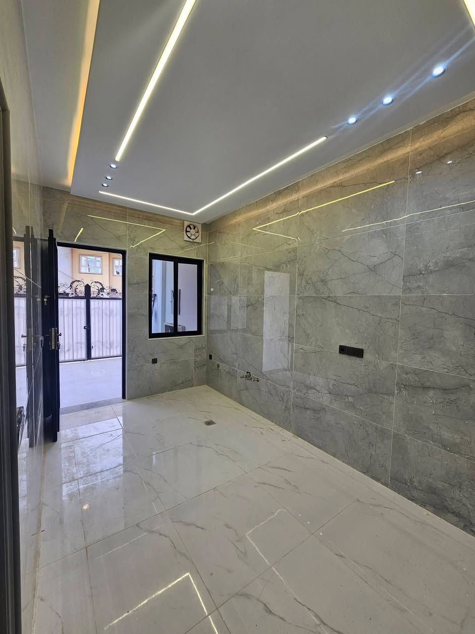 بيت للبيع في حي الاخاء قرب سايدين اربيل
موقع مميز 

بناء فول حديث 2025 سند طابو الزهور 

مساحه البيت 150 متر واجها 6 متر 

يحتوي البيت ع استقبال وهول وغرفتين نوم ومطبخ وصحيات ومناور وكراج سياره 

طابق الثاني هول و3 غرف نوم وصحيات ومناور وبلكون وبيتونه 

يحتوي البيت ع 

نظام كاميرات 

نظام سبالات 

نظام دشات 

نظام دكتات 

نظام غسالات 

للاستفسار عن سعر البيت الاتصال ع الرقم 

***********

***********
