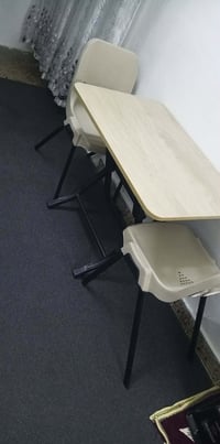 ميز وكراسي • جدد • ٢ قطع
