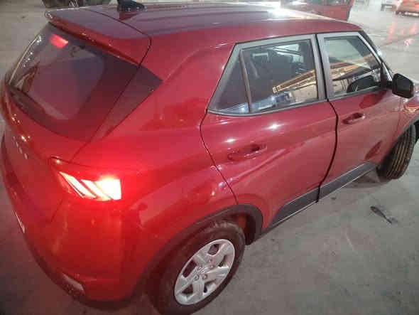 السلام عليكم
هونداي فينو ٢٠٢٠ محرك دوش ١٦٠٠ 
رقم بغداد انكليزي 
 ماشة ٤٢ الف قابل للزيادة استخدام شخصي
حادثها طخة بالدعامية الأمامية و بالدعامية الخلفية مع بارد بداية الحوض الباقي ليبل واحد
مواصفات عادية
شاشة كبيرة تحكم استيرن اشاير جانبية رادار امامي تحديد مسار مكان بابل امسيب الشراي يتصل ويدلل ***********
