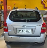 اسلام عليكم .توسان موديل 2010 رقم بغداد. مكينة 2000ماشية قليل السيارة ...