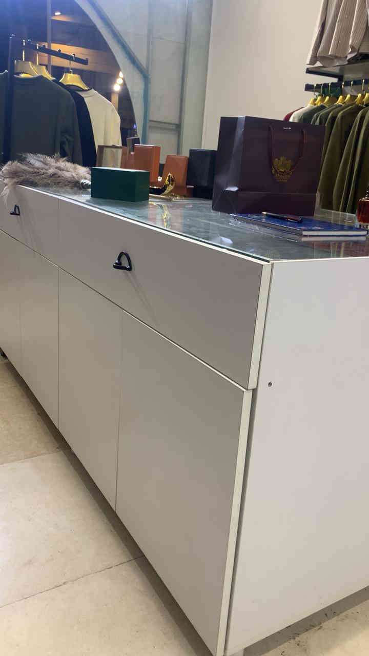 ميز خشب mdf الاصلي شرط مقاوم لكلشي السقف جام 6ml اربعه جرار واربع ابواب شفط قياس ارتفاع متر طول مترين سعرو 400 فصالو اغلى *********** مكانو العلم
