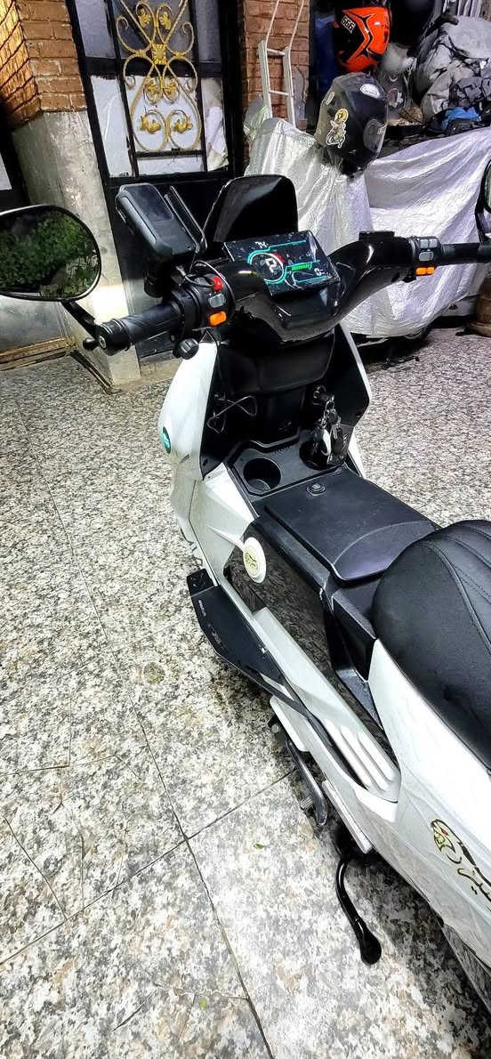 السلام عليكم..دراجه _سيزر ليو _ الجيل الثاني اخر اصدار _X_MAX.300...بطاريه ليثيوم فوسفات الحديد_60.امبير _الملف..2000..SPORT..السرعه.. 110.k فعلي...تقطع مسافه 100 كيلو بل شحنه الواحده...بلوتوث...مثبت سرعه...نظام ..MPS أمامي خلفي...مخرج .USP...تشغيل ..سويج...بصمه...كارت...سويجين وبصمتين وكارتين...مزوده جنط جانبيه وخلفيه ..قاعدة مبايل تبريد...خوذه وكاله ...مرايات جانبيه ويكلي..دراجه وضع وكاله بعده بضمان الشركه ...السعر النهائي (مليون و550) قفل وسعر نهائي...مكاني بغداد  الدورة الجمعية على الشارع العام الشراي يتصل...***********...واتساب موجود
