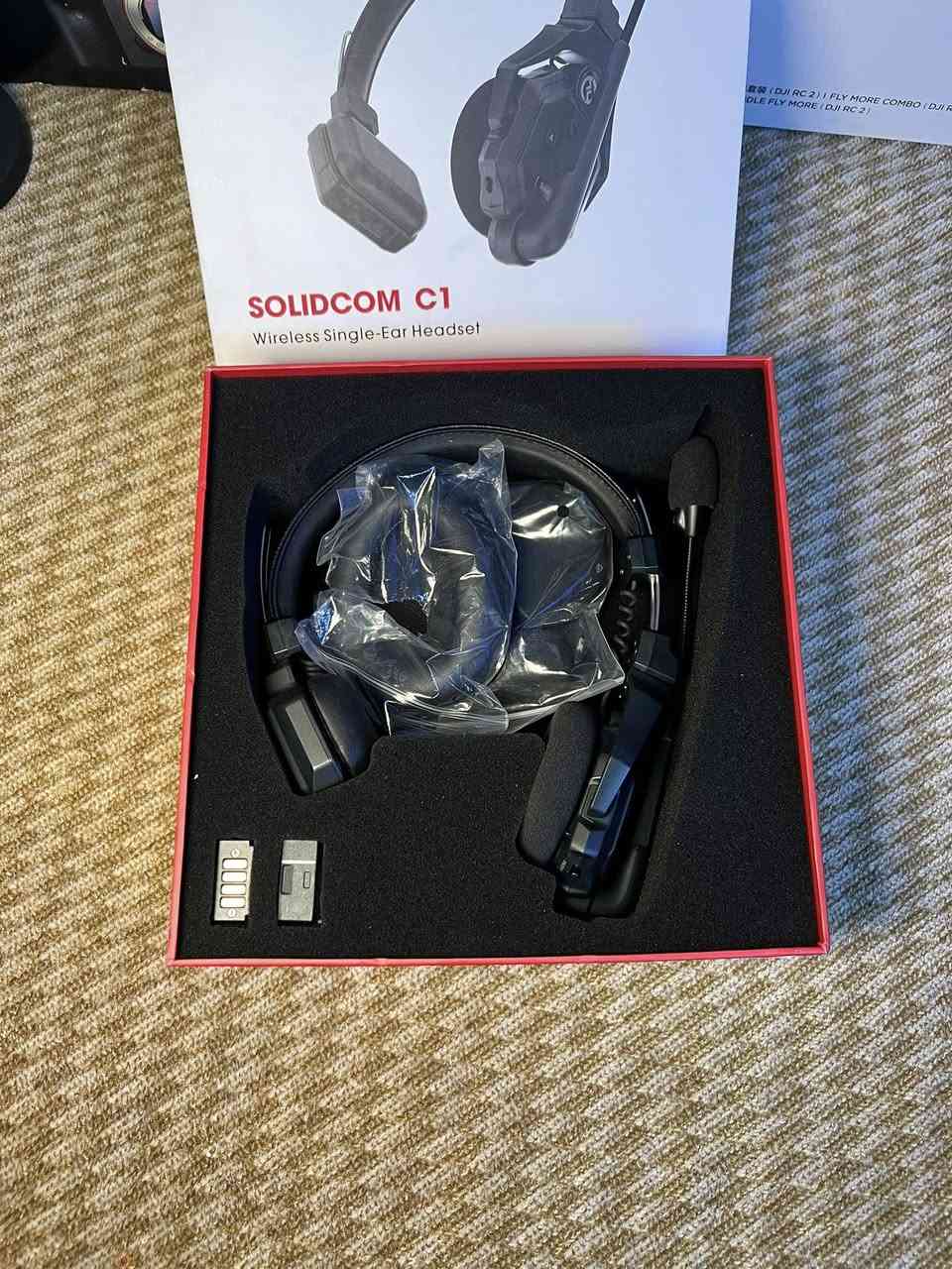 نظام Hollyland Solidcom C1 هو نظام اتصال داخلي لاسلكي (Intercom) متطور يعمل بتقنية DECT 6.0 على تردد 1.9 جيجاهرتز، يوفر محادثات ثنائية الاتجاه (Full-Duplex) بوضوح عالٍ. يتميز بمدى يصل إلى 350 مترًا، وزن خفيف (168 جرام)، وميكروفونات عازلة للضوضاء، مما يجعله مثاليًا لفرق الإنتاج الفني والفعاليات. جديد السعر 150 الف


**إذا كنت صاحب هذا الإعلان وتريد حذفه لأي سبب، رجاءا أرسل رسالة إلى الدعم الفني**
