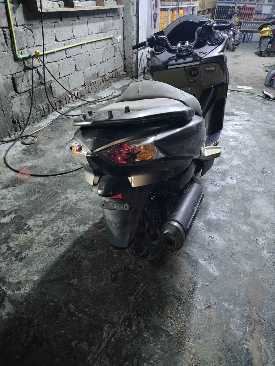 السلام عليكم 0/10 للبيع اسرايليه اصولي بصمه + سويج طوارء  مواصفات معروفه  معدل 150 نقص فقط جالمغ امامي  مكان حله  لتواصل ***********
