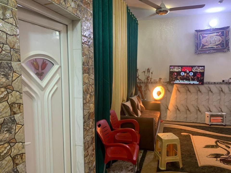 السلام عليكم…
بيت مساحه 144 متر  طابقين // يحتوي على 3 غرف نوم مع مخزن مع 3 مجمعات صحيه // بناء 2017 
العنوان // كوت __الشهداء _قرب مدرسه الأطلال 
***********
