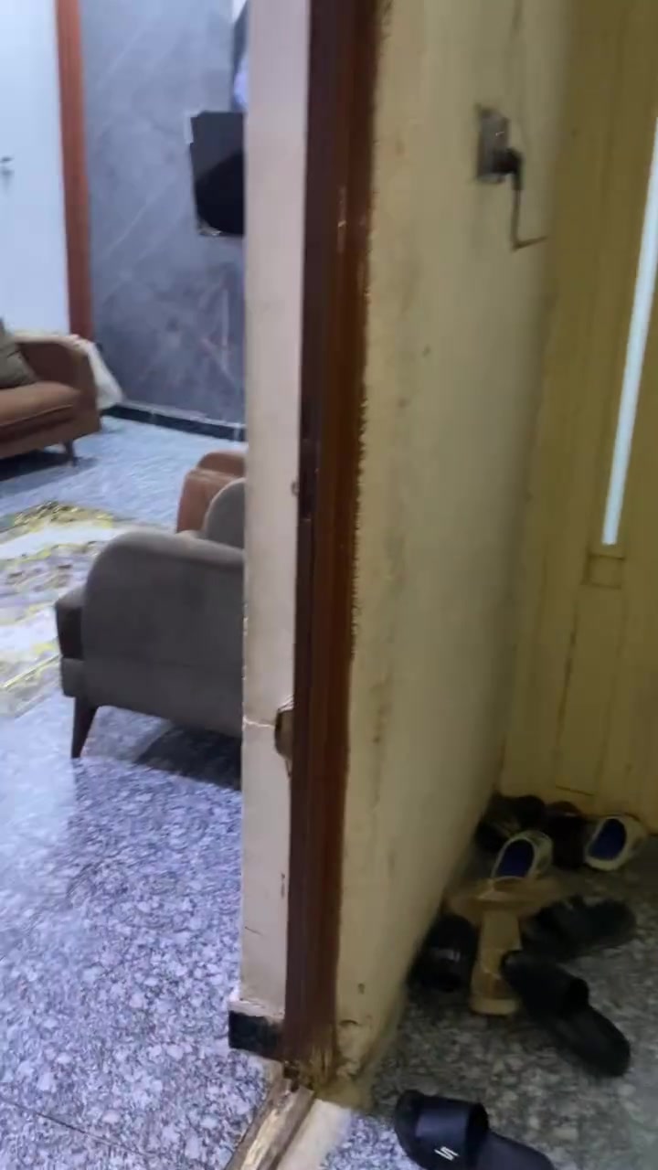 سلام عليكم دار للبيع طابقين مثل الي بلفيديو مي كهرباء خطين مجاري رئيسي مساحة الييت 100 متر بس اكو غرفة نوم بطابق الثاني يرادلة بياض البيت جهاز من كلشي المكان جكوك شارع قمر بني هاشم اخير استدارة قرب جملة الريحانة السعر 40 للستفسار ***********
