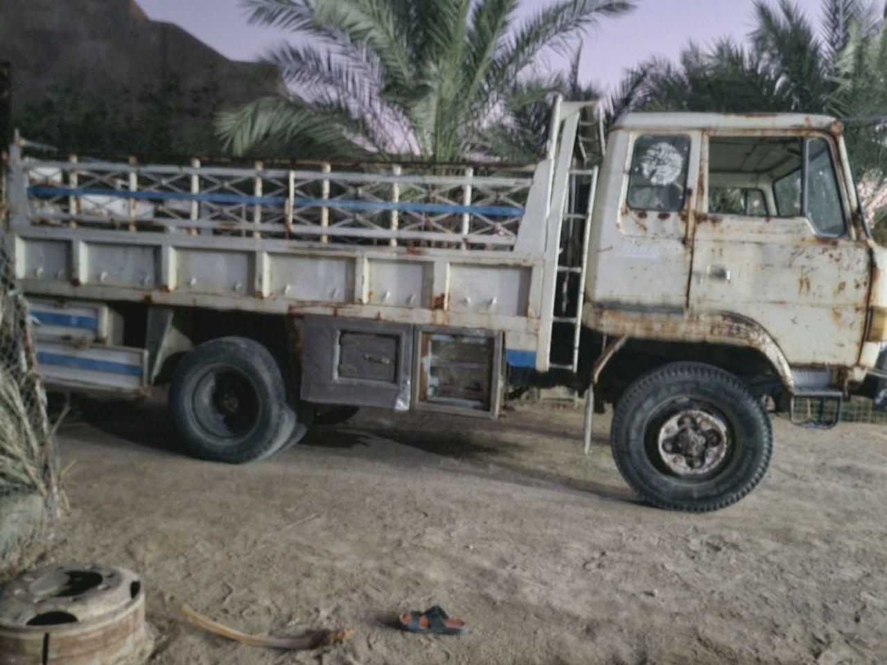 سلام عليكم
هينو ٨٤ للبيع نكره سلف 
نقصها بريك مو زين 
السعر ٣٣وبيها مجال
***********
