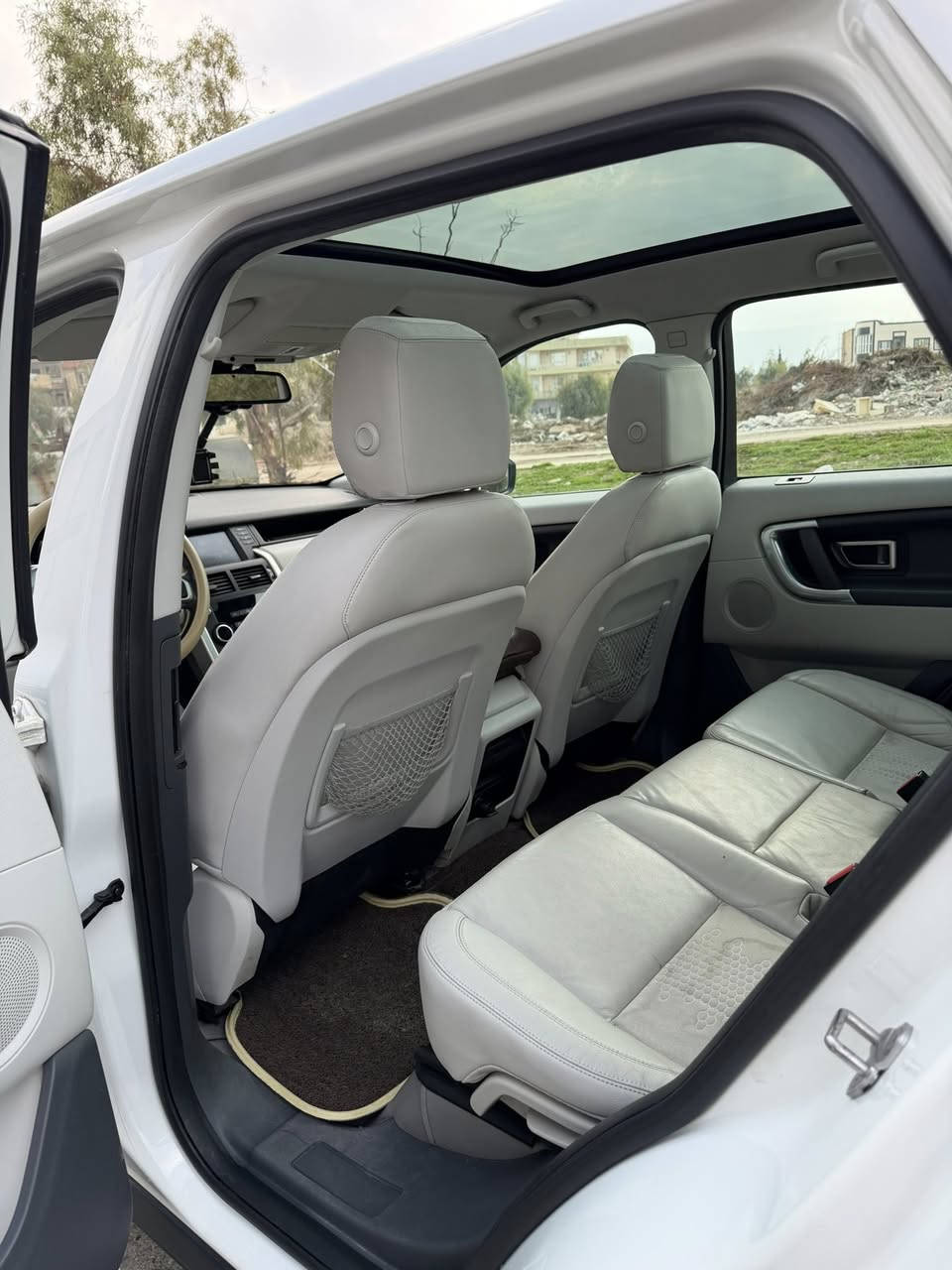 مساء الخير ، رمضان كريم عليكم
Land rover Discovery Sport 2000 tirbu
2018 النوع المرغوب
سيارة فول بانوراما 
بانزين
رقم مميز
السيارة مسويلها ادامة كاملة يم مركز تان قبل ١٥ يوم
مبدل نص تخم تاير 
وهواية شغلات 
فحصها ينتهي بشهر السابع 
كاملة والكمال لله
ماشي 158 كيلو متر
اخت الكلين تفاصيلها وسونارها مرفق بالمنشور
مكانها بغداد القادسية 
سعر شرائها قبل اقل السنة 22,000
مشيتهة 3000 كيلو فقط ما استخدمتها  لكثرة سفري
سعر البيع  145 ورقة
سنوية باسمي تريد تحويل وكالة 
رقم التواصل ***********
الله يجعلها من قسمة الي يستاهلها
 لان ماكو سيارة  بهيج نظافة وهيج سعر
