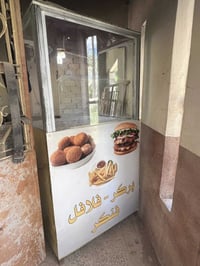 يتوفر عارضه مشروبات وميز  و عارضه فلافل مطعم للبيع للستفسار الاتصال ع ...