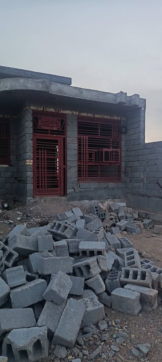 دار للبيع بيه نواقص
موقعه المسيب حي العسكري
قرب جامع العلي العظيم 
طابو زراعي سند ٢٥
مساحته ٢٠٠ بناء ١٥٠
بناء بلوك صب كونكريت 
متكون من..... غرفه وصحيات داخليه
 وصاله واستقبال ومطبخ
البيت مشتغليه سيراميك جدار وكهرباء وميي ومجاري
باقيله بس الارضيه وجص وبورك
***********
