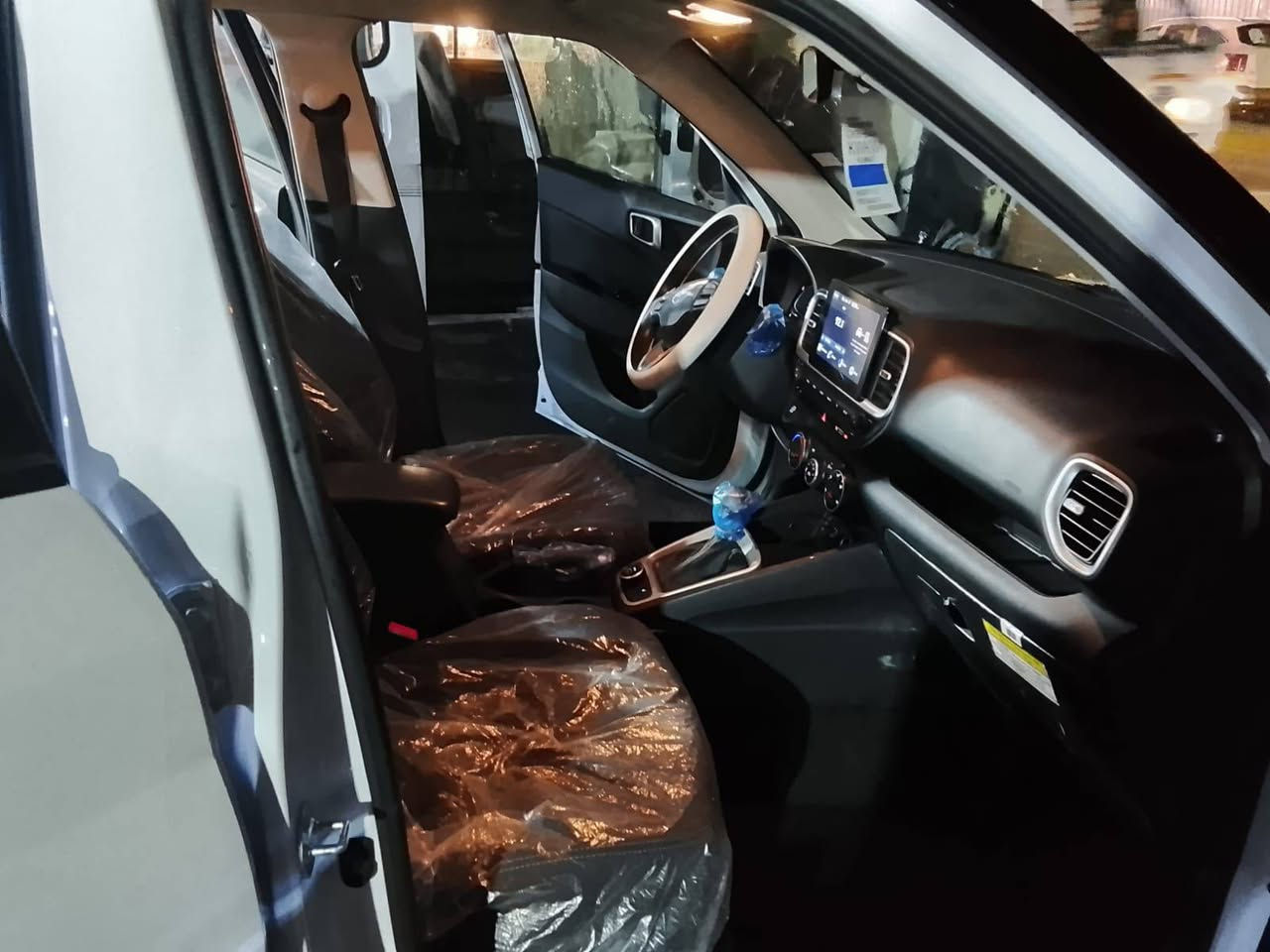 اخوان سيارة  Hyundai Venue.
فول مواصفات ما عدة الفتحه

بصمة 

موديل ٢٠٢٣

ماشية ٢٨

وارد امريكي 

حادثها  بسيط بس الوجه مال راديتر عندي صور الحادث

تبريد تدفئة 

مكاني بغداد العبيدي

السعر 142وبيه مجال وخادم اني للطيبين

للاستفسار ***********
