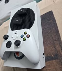 اكس بوكس سيريس اس وياه كامل ملحقاته و كارتونته يده وحده و بطاريات ٢ و ...