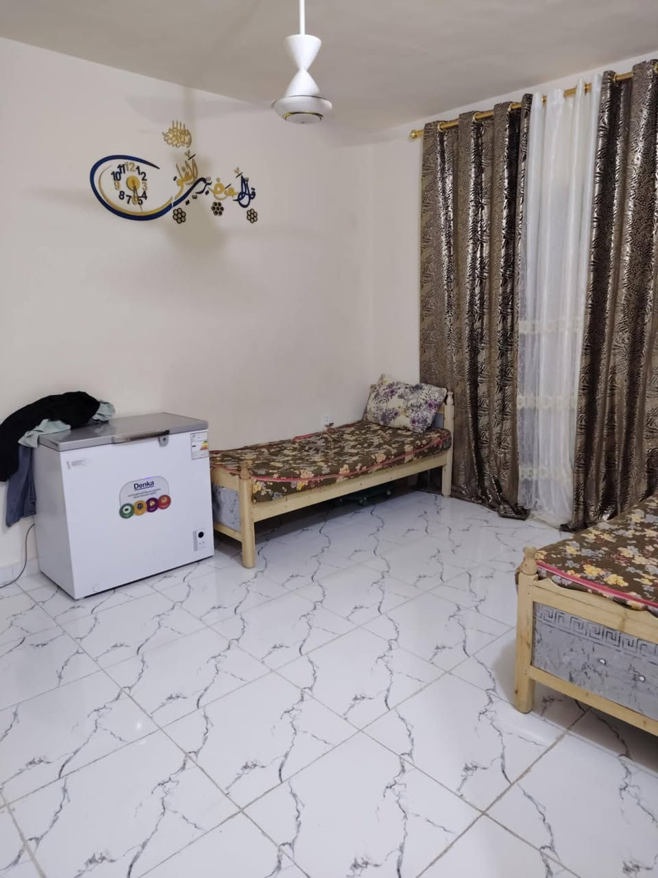 شقه بمجمع جبل عامل قرب التسفيرات طابق رابع نظام مصاعد كهرباء 24 ساعه الخروج منها تطلعوه بسعر مناسب تواصل واتساب على ***********
