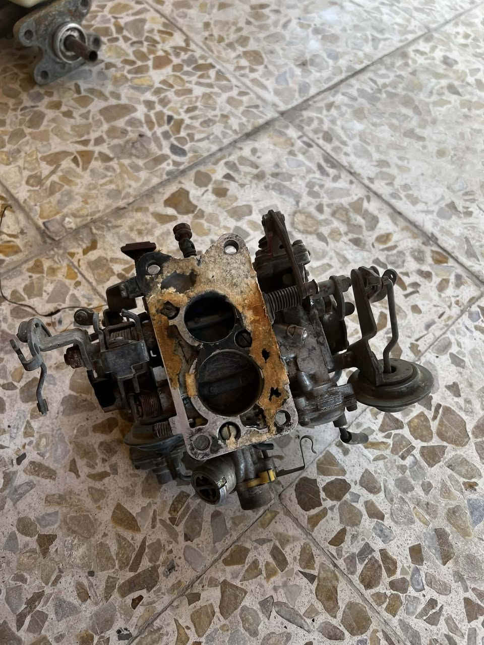 اغراض بيكم تيوتا قديم للبيع كلهن شغالات مكان بغداد قيم السعر واخذ  اتصل على الرقم ***********
