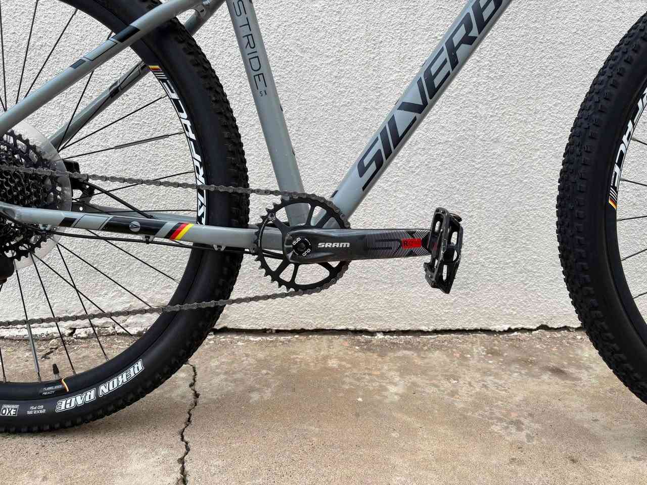 للاستفسار عبر واتساب ***********
Hydroformed, custom Butted 6061 Aluminium frame
Rockshox Judy Silver TK fork, Remote, 29″ Solo Air, MXL Lite BOOST, 100mm Travel
SRAM SX Eagle 12spd drivetrain
Surface Asymmetrical Alloy, 23mm wheels, TR
Adapted POP geometry
Tektro MD-M275 hydraulic disc brakes
Maxxis Rekon Race 2.35″ TR tyres
