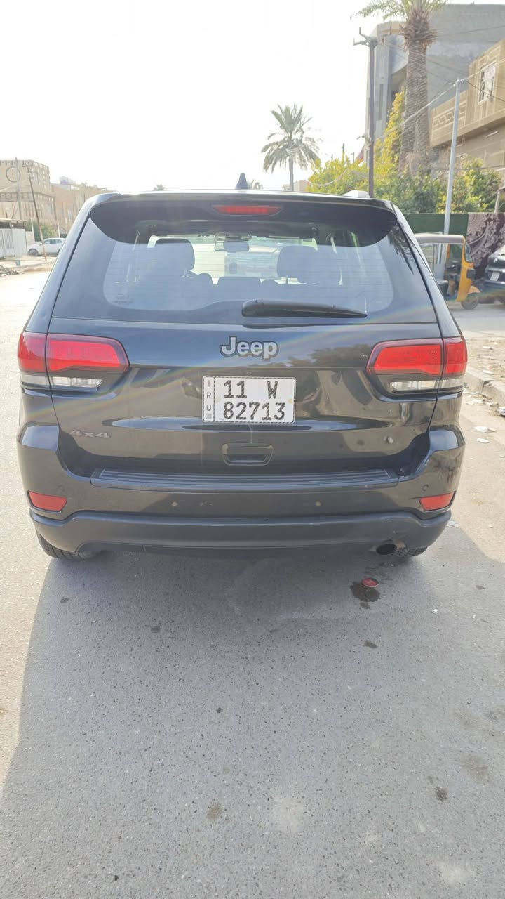 السلام عليكم 
جيب كراند شيروكي بلاك ادشن
موديل 2016 
* محرك V6 3.6
* دفع رباعي 4x4 
* المقاعد الأمامية كهربائية .
* المقاعد الأمامية تدفئة .  
* تدفئة ستيرن . 
* فتحة سقف .
* شاشه كبيرة مع GPS . 
* لايت led مع بروجكتر  . 
* تشغيل عن بعد .
* صندوق كهربائي .
* حساسات خلفية .
* كاميرا خلفية .
* مرايا متحسسه للضوء العالي مع تعتبم تلقائي . 
* محدد سرعة . 
* نظام بريك اوتماتيكي ( Auto Break System ) .
* المسافة المقطوعة (160 الف كم) 
———————-
* السعر ( 185 )
مكان السيارة بغداد الشعلة
سونار السياره مرفق مع صور الحادث
هاتف *********** متوفر واتساب
