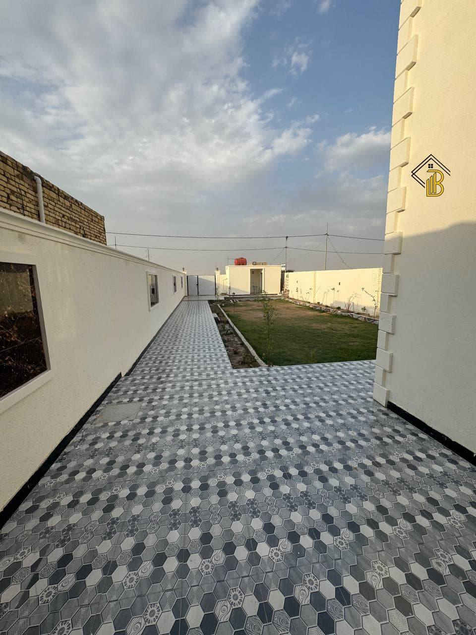 بيت البيع المساحه ٥٠٠ متر غرفتين وصاله ومطبخ وحمام وبراني وصحيات خارجيات وداخليات وكراج بي مساحه ترك حديقه طريق سيد محيل مجمع لولوه عن الشارع العام ٢٠٠ متر نزلته تبليط سند ٢٥ طابو زرعي *********** بناءا جديد مروس ابيع عادي ***********
