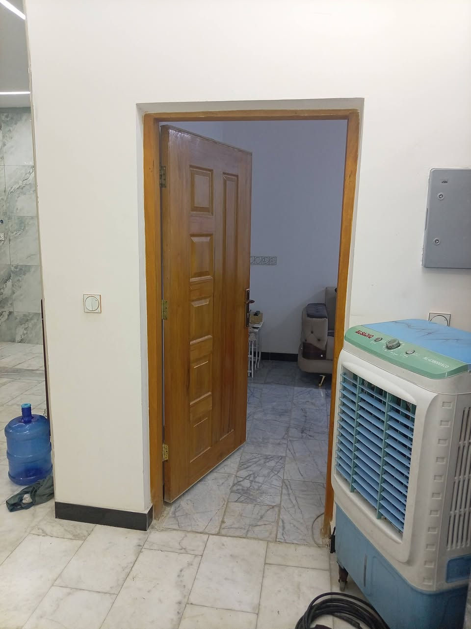 السلام عليكم بيت ١٢٥ متر بالكفائات السيديه يحتوى على ثلاث غرف نوم والرابعه مخزن +صاله كبيره من ضمنها مطبخ بارد شارع كنانه قرب مدرسة صادق الجبوري للاتصال ***********
