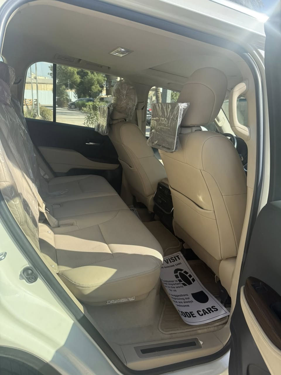 لاندكروز2024بحاله الوكاله ضمان ساز ماشيه24000kmعلى ايدوحده من الشركه السعر69500$وبيه مجال بسيط مكان السياره زيونه الاتصال***********
