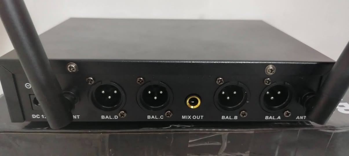 خلي سعر وبالعافيه السلام عليكم ورحمة الله وبركاته خدام الحسين مايكات لاسلكي رباعي مع رسيفر حديد ثقيل باله جديد بكارتونته وجيسه اي استفسار هذه رقمي *********** اخوكم وخادمكم ملا عصام الكربلائي
