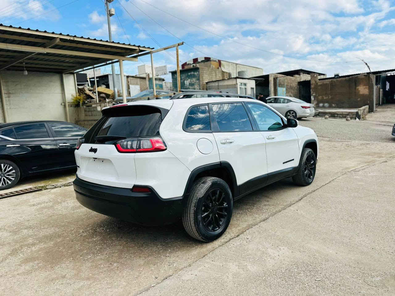 جيب شيروكي 2023 بيع عام صبغ مواصفات فول فول بس بدون فتحه سعر 115  مكان سياره اربيل
*********** أربيل, العراق
