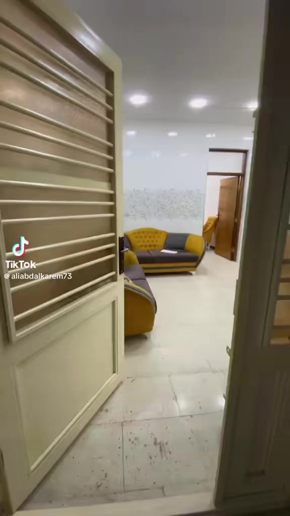 لإيجار.  تقع في شارع فلسطين ***********
