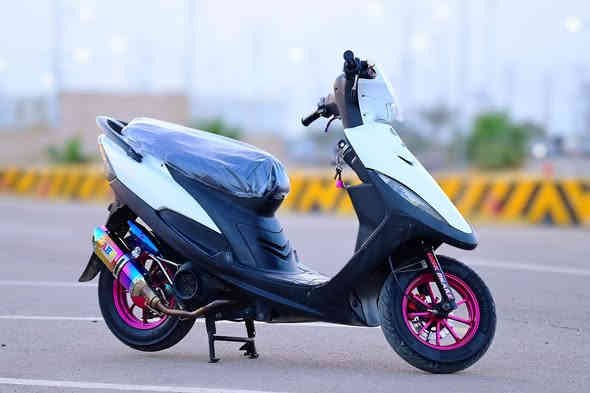 السلام عليكم…

ماكس عدلة بوشة 55 + سلف 55
بيها تزويد خفيف، اكزوز 7 ألوان AHE + اكزوز البلاد (الصچمة) موجود
ويل مشيف كرزي + الويل البلاد موجود
قبق رقم شاصي كرزي 🍒🩷
قبق شوته كرزي 🍒🩷
يدات بريك 7 ألوان
لايت زنون اصلي ناصي وعالي 
شلعة ومعدلة تخبّل، الكهربائيات كلها شغّالة
الدراجة منصوبة ونظافتها قدّام عينكم… ما بيها أي نقص ✔️

السعر: 850 وبيها مجال قليل كلش
📞 ***********
📍 المكان: ميسان – حي الرسالة
