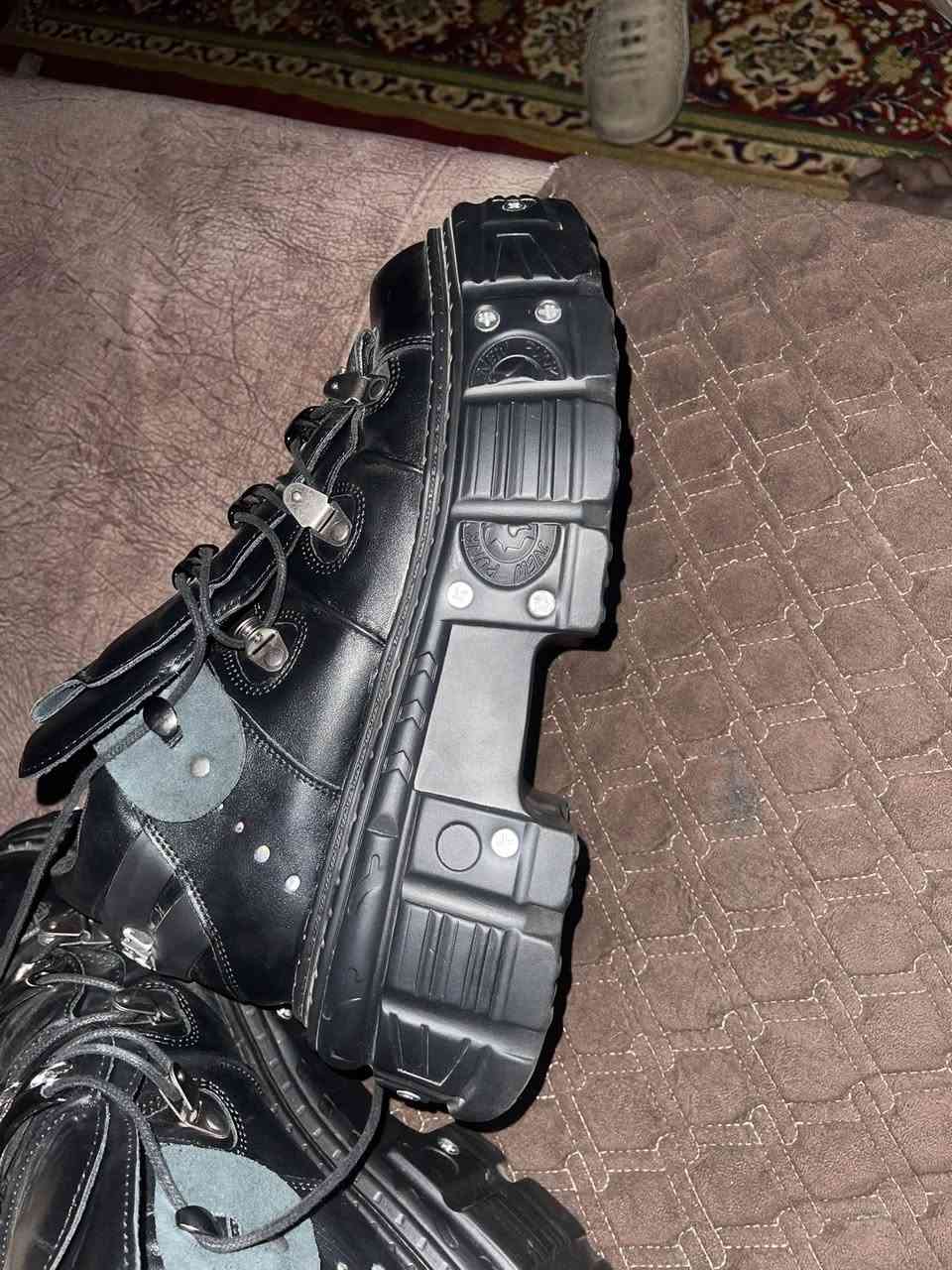 سلام عليكم حذاء ماركه تانك من نيو روك العراق
الحذاء ما ملبوسه ولا مره بل جيس بعده بدون باكيت اجت 
السعر 65 الف وبيه مجال 
رقم الهاتف ***********
