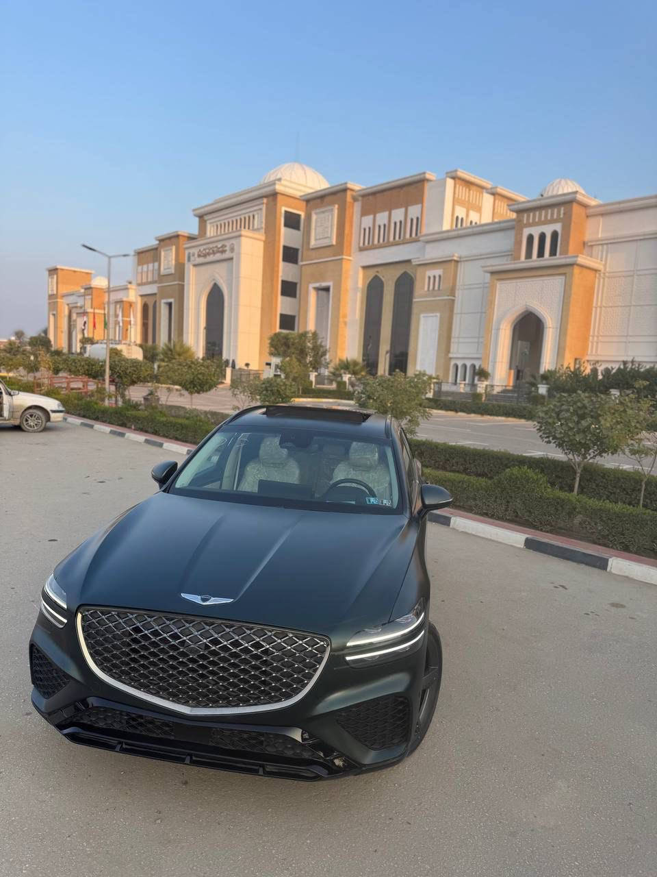 السعر  320 وبيها مجال( *********** )

• المحرك: 6 سلندر (V6) سعة 3.5 لتر تيربو مزدوج (Twin Turbo) - القوة الجبارة.

• نظام الدفع: دفع رباعي مستمر (AWD).

• نظام العادم: فتحات عادم دائرية كبيرة (الخاصة بفئة السبورت فقط).

• اللون: مميز جداً (أخضر زيتي مطفي - Matte Green).

• الإضاءة: نظام Full LED أمامي وخلفي بتصميم الخطوط الثنائية.

• السقف: فتحة سقف بانورامية كاملة.:

• المقاعد: جلد فاخر باللون الأبيض الثلجي مع نقشة "Diamond Stitching".

• الشاشات: لوحة عدادات رقمية ثلاثية الأبعاد (3D Cluster) + شاشة معلومات وخرائط عريضة جداً.

• نظام التحكم: ماوس تحكم كريستالي ونظام تغيير وضعيات القيادة.

• الإضاءة الداخلية: إضاءة محيطية (Ambient Lighting) متغيرة الألوان ..

• كاميرات محيطية 360 درجة.

• رادار أمامي للحفاظ على المسافة وتنبيه التصادم.

• نظام الحفاظ على المسار والقيادة شبه الذاتية.

• حساسات أمامية وخلفية.

• ⁠حادثها : الجاملغ الامامي الايمن وربع الدعاميه شرط بدون دواخل و الباب مرجعها BDR 

• ⁠ماشيه 10 ألف ميل
