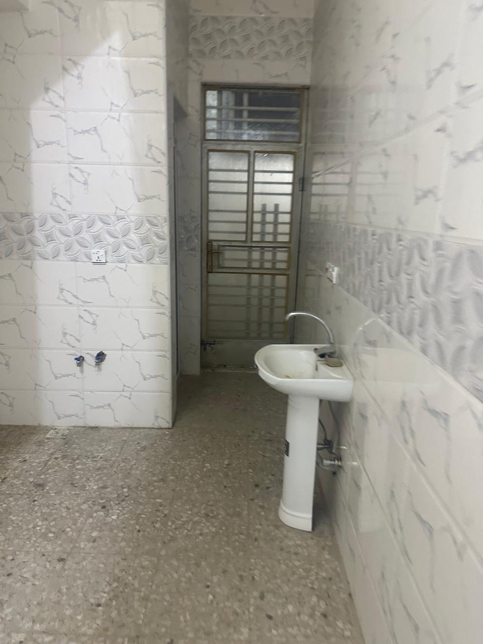 السلام عليكم بيت للبيع موقع بيت الدوانم طابو زراعه بناء جديد مساحه 100 متر واجه 8 نزال 12 نصف بناء بي هول مطباخ خدمات غرفه طابق الثاني 2 نوام مرجعه مع مكتب البراق شارع ضغط *********** معتز
