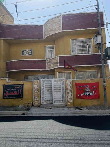 السلام عليكم دار للبيع مساحة 100م مربع واجهة 10والنزال 10البيت مدخلين في بغداد الحسينية مال الراشدية بالسايدين مال مرطبات العذراء الدار بضهر التجاري منطقة كاملة من كلشي قريبه ع السوك مدارس مستوصف كله قريب منها الدار يحتوي على 3غرف نوم واستقبال ومطبخ جبير وصحيات وطرمه جبيره البيت طابو صرف ثاني يوم احولك بسمي والاستفسار يرجى الاتصال على الرقم ***********🤍وتدللون ملاحظة ابد مابيع على المبادرةولا قسط ابيع نقد
