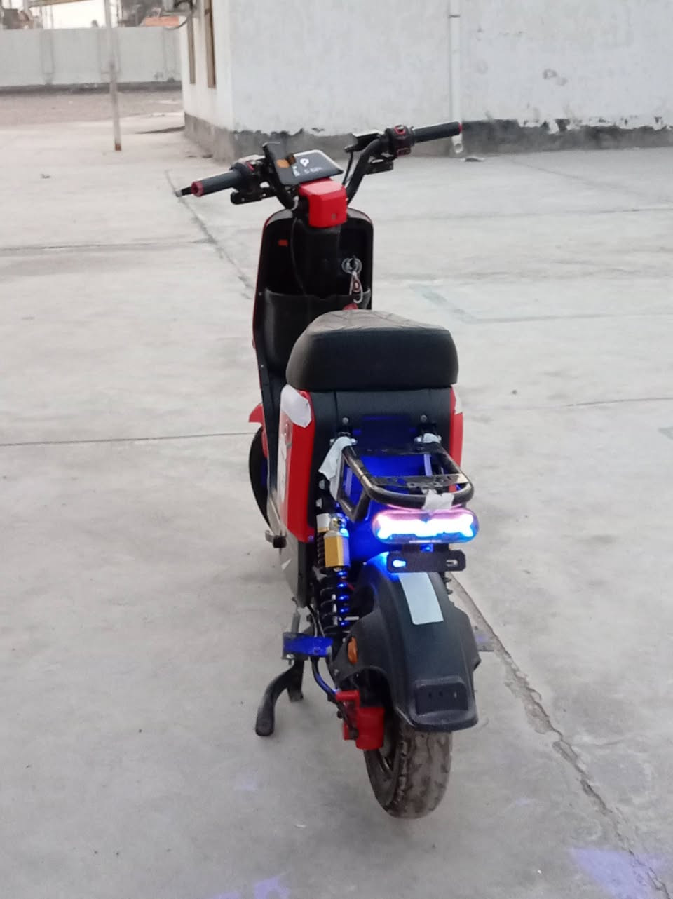 السلام وعليكم دراجه R9 موديل 2024 كفاله عمامه جديده الدراجه صار سبوعين من اشتريتها مكانه بصره الاصمعي القديم قريب جسر التربيه السعر 400وبي للعلم بطاريات 32مامبدلات  مجال للطيبين *********** متواجد واتساب وشريحه
