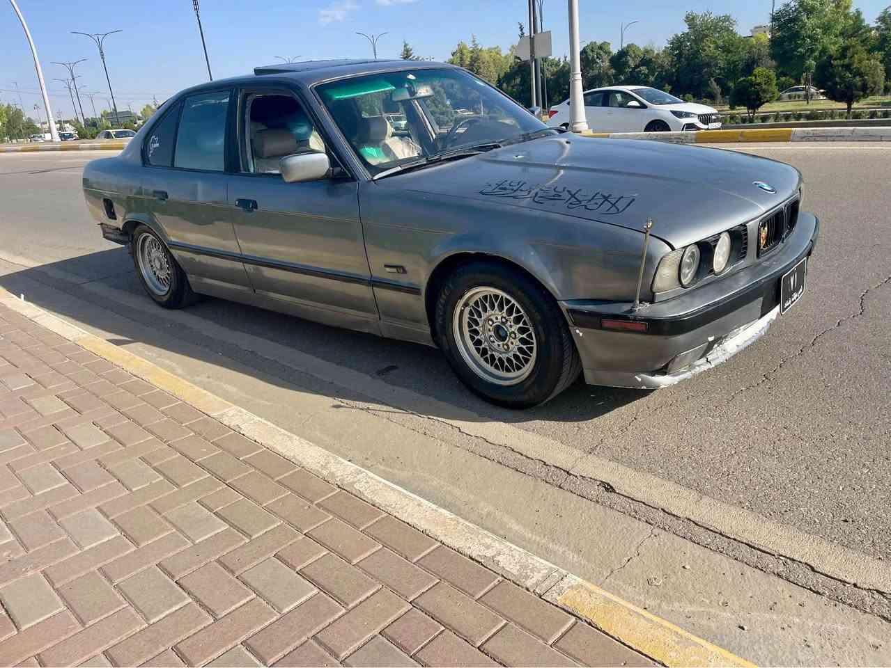 سەرەتا بەناوی خودا❤️❤️
BMW (1994)
سعری (19)گەڵا 
(علوجە)
سەیارەكە مەكینەی (520)كەپسە دەبڵ دیجیتاڵ 
گێڕو مەكینەو ئەكسلی بەشەرت
دوكەڵو بوخار بەشەرتت 
تەقەو ڕەقەی بەشەرت 
كارەبای گشتگیانی مەزبوتە 
دەعمو لێدراوی قورسینیە 
موسو بڕاوە بەشەرتت 
گەرمی ئیشدەكات 
تەبریدی كۆمپلێسەرەكەی جامبوە 
سڵایتە . كوشن جلدە. ئاوێنەكارەبایە   جام كارەبایە 
سەیارەكە فولە بەس گێڕی عادیە      
چوار ویلو تایەیلۆكی تازە خراوەتە سەری 
ساڵانسای سپۆرتی لەسەرە
بۆقوەت بەس ماشەڵای دەوێت
قیستو قەرزو ئاڵوگۆڕم. نیە 
سەیارەكە لە سلێمانیە 
ژم ;*********** فایبەری لەسەرە .     ئەدمینی:❤️❤️ السليمانية, العراق
