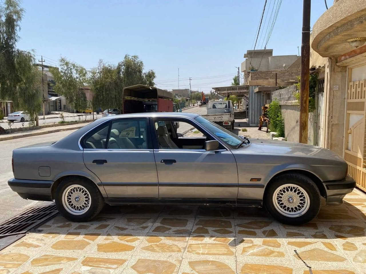 بي ام 525 اصل وارد ياباني موديل 91 بيها ملاحضات بصيطه كير ومحرك شرط رقم نينوى السعر خاص رقم موبايل ***********

