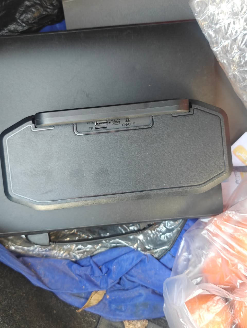 هذا الجهاز هو مكبر صوت لاسلكي محمول (Bluetooth Speaker) متعدد الاستخدامات، موديل NN-SPK 3303، يتميز بقدرته على العمل بالطاقة الشمسية. 
المواصفات والمميزات الرئيسية:
خيارات التشغيل: يدعم الاتصال اللاسلكي عبر البلوتوث، بالإضافة إلى راديو FM، ومدخل USB، ومنفذ لبطاقة الذاكرة TF Card، ومدخل Aux.
نظام الطاقة: يحتوي على لوحة طاقة شمسية مدمجة للشحن في الأماكن الخارجية، كما يمكن شحنه عبر منفذ كهربائي تقليدي.
وظائف إضافية: مزود بمقبض للحمل، وهوائي (Antenna) لتحسين استقبال الراديو، وكشاف LED جانبي للإضاءة في حالات الطوارئ أو التخييم.
جودة الصوت: يروج له كجهاز ذو صوت جهير قوي (Super Bass).
سعة البطارية: تتراوح عادةً بين 1200 إلى 1500 مللي أمبير (mAh) 
نوع البطارية: بطارية ليثيوم أيون (Lithium-ion) قابلة لإعادة الشحن
للاستفسار عن السعر والتفاصيل علق بكلمة تم يأتيك الرد على الخاص


**إذا كنت صاحب هذا الإعلان وتريد حذفه لأي سبب، رجاءا أرسل رسالة إلى الدعم الفني**