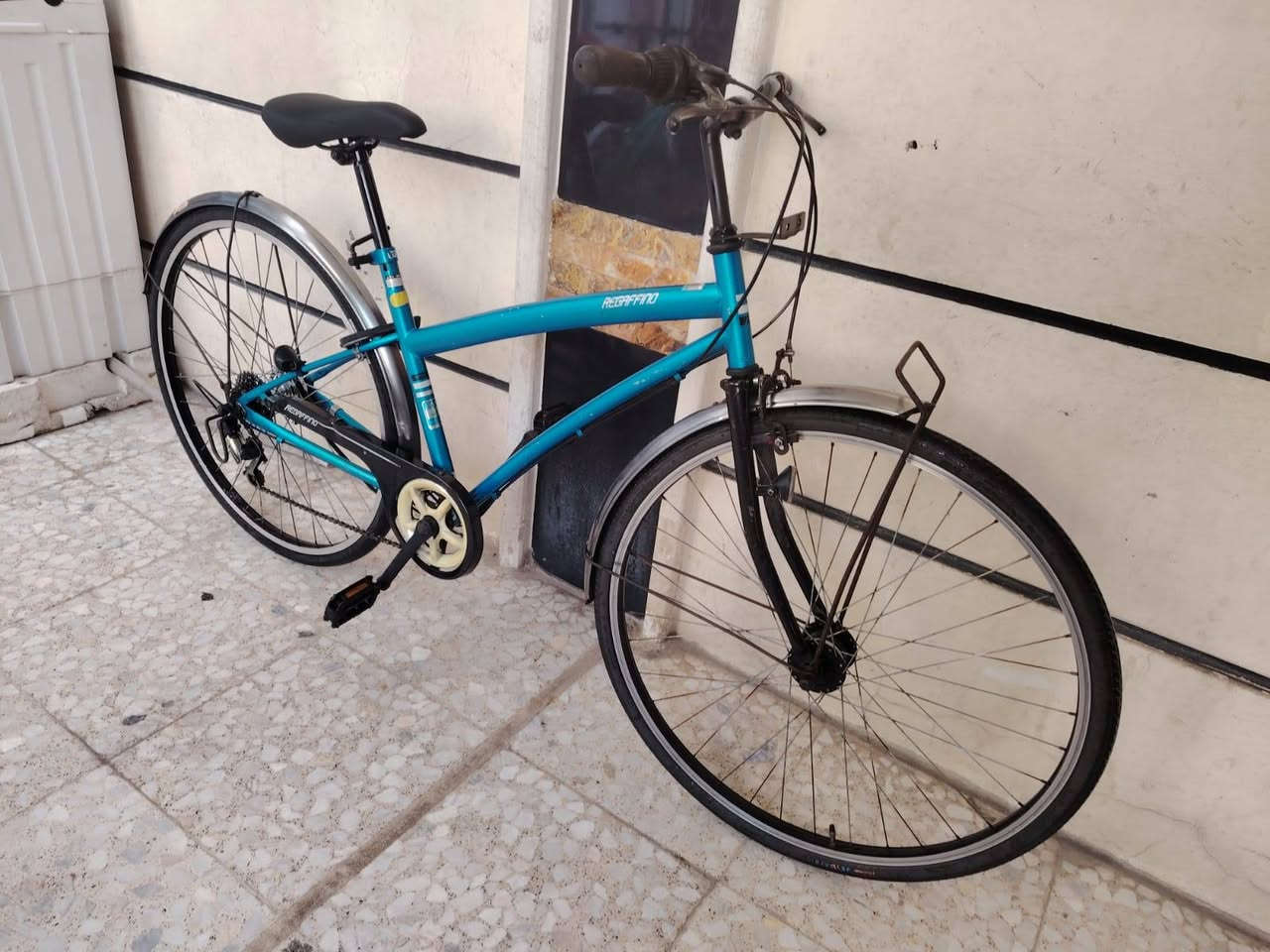 السلام عليكم ورحمة الله وبركاته
بايك موديل سي ٧٠٠ ترحال حجم ٢٨ 
باله ياباني وضع حاويه فول  
نضافه فول فول موصفات 
ماركه ( CHRYS) 
  سستم كامل شيمانو
يدات فر شيمانو اصلي 
السعر (  100  الف ) 
عكرب ماركه اصلي  شيمانو  
  لون ميمز ابيض مختم 
كير ٦ / ١ شغال سستم كامل 
غير مستخدم داخل العراق
العنوان بغداد منطقة الحبيبيه 
هاتف *********** 
الاستفسار واتساب
