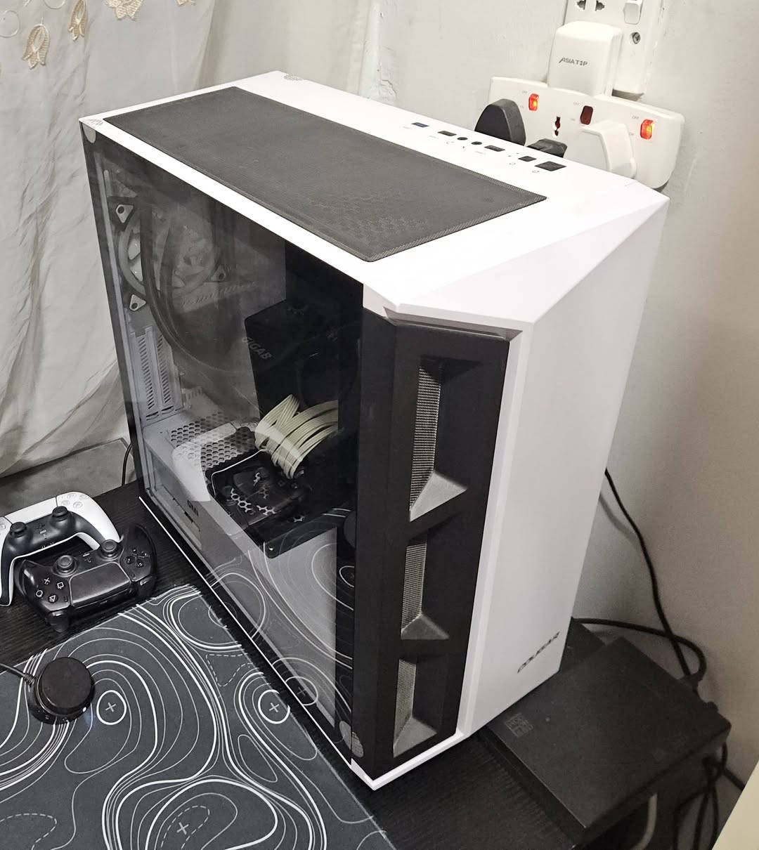 CPU: AMD Ryzen 7 5700X

GPU: AMD Radeon RX 6900XT Gygabyte Gaming OC 

MOTHERBOARD: Asus Prime X570-P 

CPU COOLER: Thermaltake 360mm Water Cooler + 3x Arctic 120mm Fans

RAM: Corsair Vengeance LPX 3600Mhz CL18 16GB (2x8GB) 

PSU: Segotep GM850w 80+ Gold White 

STORAGE: Mass 512GB 2.5 SATA SSD + 1TB WD Blue 3.5 7200 HDD

CASE: Cougar DarkBlader X5 White

CASE FAN: 2x Arctic 120mm black fan + 3x 120mm Stock Case Fan

سعر ١,٤٠٠,٠٠٠، مكان اربيل
***********
***********
