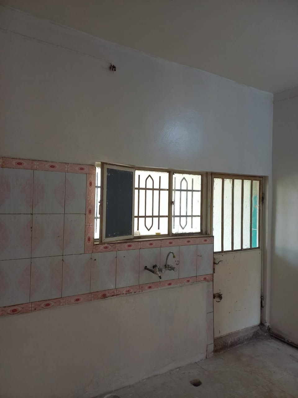 دار للايجار
الافراز / مقابل الملعب الخماسي 
٢٥٠ متر / طابق واحد غرفتين وباقي الخدمات .
الايجار  ٢٥٠ الف 
للاتصال  ***********
