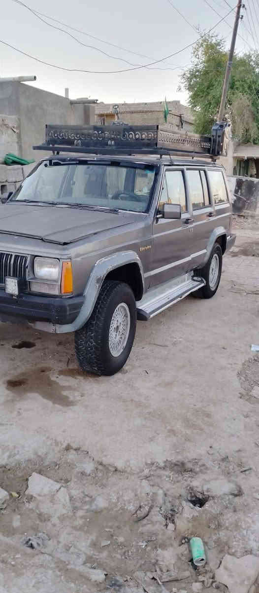 سلام عليكم سياره جيب شيروكي موديل1988  ماكينه ثنين ونص بطه خير من الله كير كهربائيات كلها شغاله طائرات 70 من 100 صدر 70% سياره مثل ما موجوده بالصوره موجوده رقم انبار اسمي رقم انجليزي متواجده السياره بغداد النهروان رقم الهاتف.   ‎0773 374 0427.    سعر 40 وبها مجال
