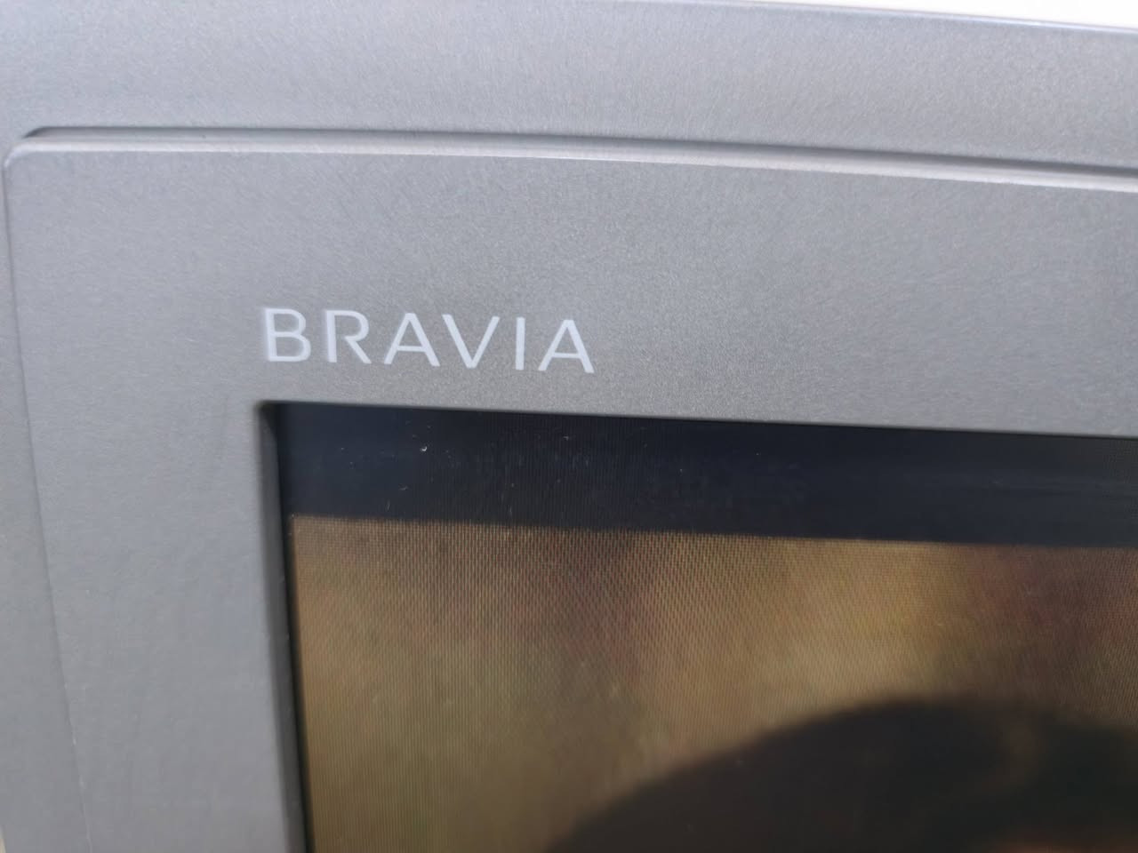 Sony BRAVIA KDL-20B4050.تاريخ الصنع: نوفمبر 2008 (11/2008) وتم تجميعها في سلوفاكيا.حجم الشاشة: 20 بوصة (51 سم)، وهي شاشة مدمجة ومخصصة للمساحات الصغيرة كالمطابخ أو غرف النوم.نوع الشاشة: شاشة بلورية سائلة LCD مزودة بتقنية محرك الألوان الذكي BRAVIA ENGINE لتحسين عمق ووضوح الصورة.الدقة (Resolution): تدعم جودة HD Ready بدقة عرض 1366 × 768 بكسل بأبعاد شاشة عريضة 16:9.استهلاك الطاقة: 60 واط كحد أقصى أثناء التشغيل، وتعمل على جهد كهربائي مستقر (220-240 فولت) المتوافق مع الأنظمة المنزلية.الوزن: 6.5 كيلوجرام شاملة القاعدة المدمجة.منفذ HDMI (عدد 1): يتيح لك توصيل أجهزة الاستقبال الحديثة (HD Receiver)، أو أجهزة الترفيه الذكية مثل (Android Box / Apple TV)، أو منصات الألعاب.منفذ للكمبيوتر VGA: يتيح استخدام الشاشة كشاشة كمبيوتر مكتبية.منافذ SCART (عدد 2): المداخل العريضة التقليدية المشهورة في الأجهزة الأوروبية.منفذ Component ومنافذ الـ AV العادية: لربط الرسيفرات القديمة أو أجهزة البلايستيشن.🔊 تقنيات الصوت الموضحة:VIVA Digital HD3D Sound (BBE): تقنية من شركة BBE مخصصة لتحسين وضوح الصوت الرقمي، وفصل الترددات العالية عن المنخفضة، مما يجعل الحوارات والكلام في الأفلام والبرامج أكثر نقاءً وبروزاً دون تشويه.Virtual Dolby Surround: تقنية معالجة تمنحك تجربة صوت محيطي مجسم (ثلاثي الأبعاد) باستخدام سماعات التلفزيون الأمامية المدمجة فقط، دون الحاجة لشراء أو توزيع سماعات خلفية إضافية في الغرفة


**إذا كنت صاحب هذا الإعلان وتريد حذفه لأي سبب، رجاءا أرسل رسالة إلى الدعم الفني**