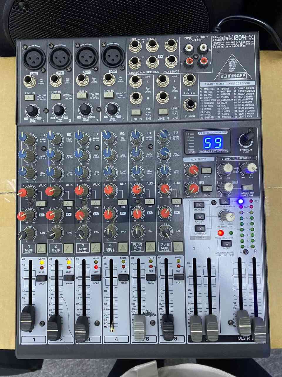 ميكسر   اخرس  ماركة behringer
مستعمل نظيف  
59 ايفيكت 
  ممفتوح و كله شغال  بشرط 
 اللي يفده ينطيني سعر و بالعافية  
*********** واتس 
***********
