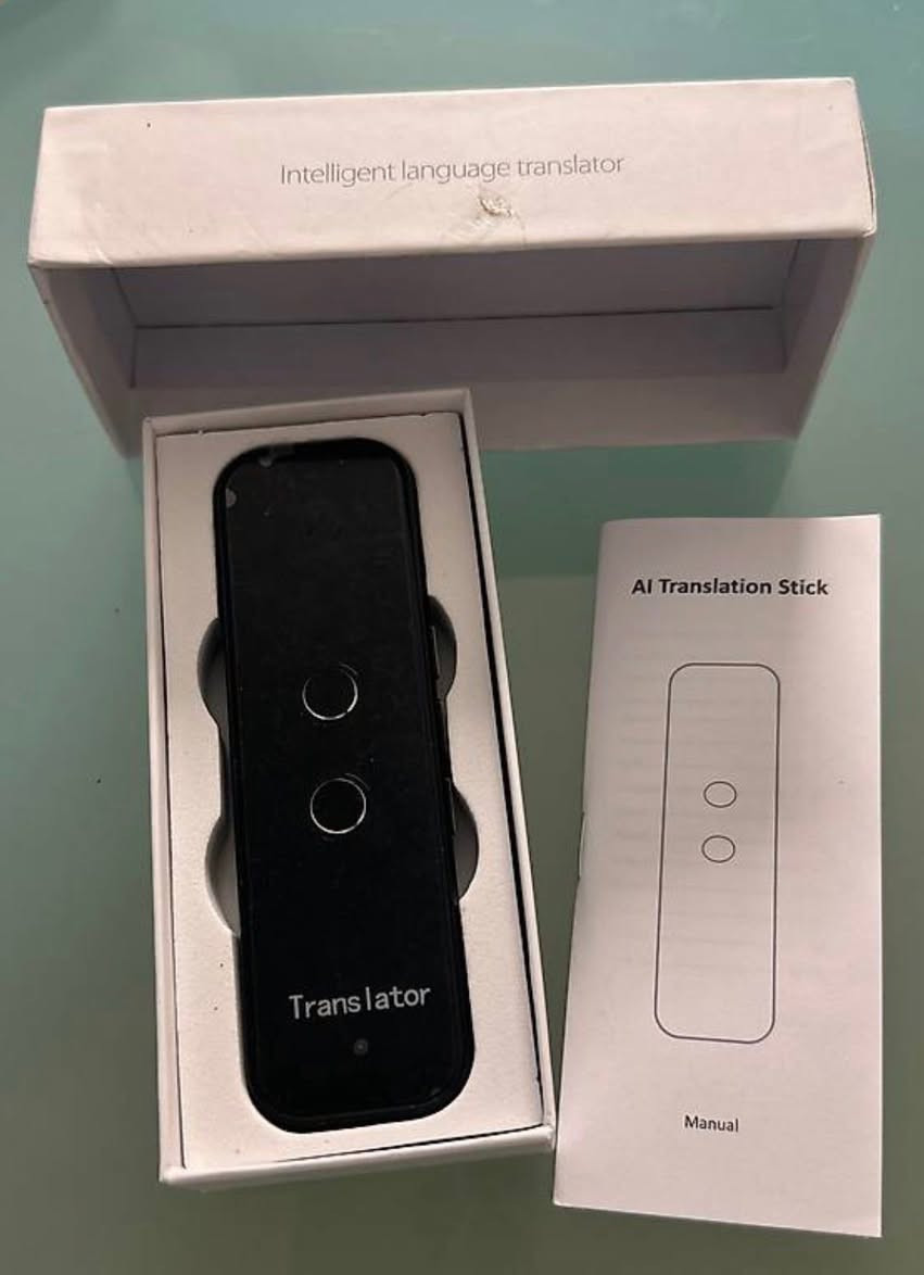 سلام عليكم
جهاز مترجم فوري يعمل بالذكاء الاصطناعي (AI Translator Stick). 
يدعم الترجمة الصوتية ثنائية الاتجاه.
يعتمد على تقنية البلوتوث (BT4.1) للاتصال بالهاتف المحمول.
يتميز بدقة ترجمة عالية
يحتوي على بطارية بسعة 800 مللي أمبير في الساعة ويتم شحنه عبر USB.

سعره ٢٥ 
مكاني بغداد الحرية وعندي توصيل لجميع المحافظات 
رقمي ***********
