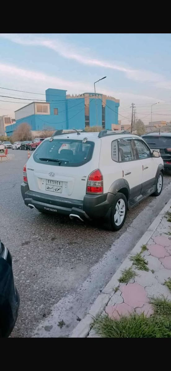 توكسان 2009 خليجي 
محرك 2000 المرغوب 
سياره ماشيه153 الف 
داخل جلد سياره كامله مابيه نقص 
تدفئه وتبريد شغال 
تخم تاير قبل سبوع شاده 
اذان محرك  جدد 4 دبلات جددوكعت شجره عله صفح السايق باب الخلفي عل تكمه  ومصلحيه  ومصبوغه  بيه قطع أبيعك عام   سياره ماعيزه كلشي 
السعر 100 وبيه مجال  مكان السياره كركوك ***********
