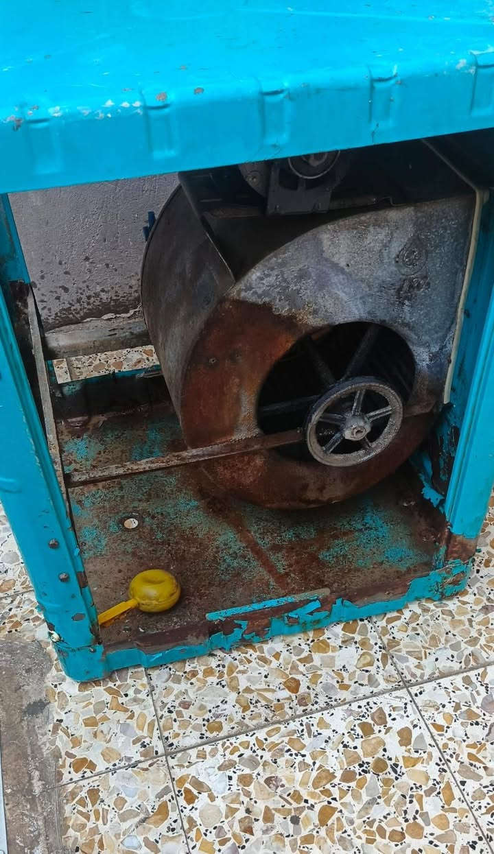 مبردة ايرانيه اصليه فقط الماطور عاطل سعره ب 50 ألف حي المكرمة شارع الطاقة ***********
